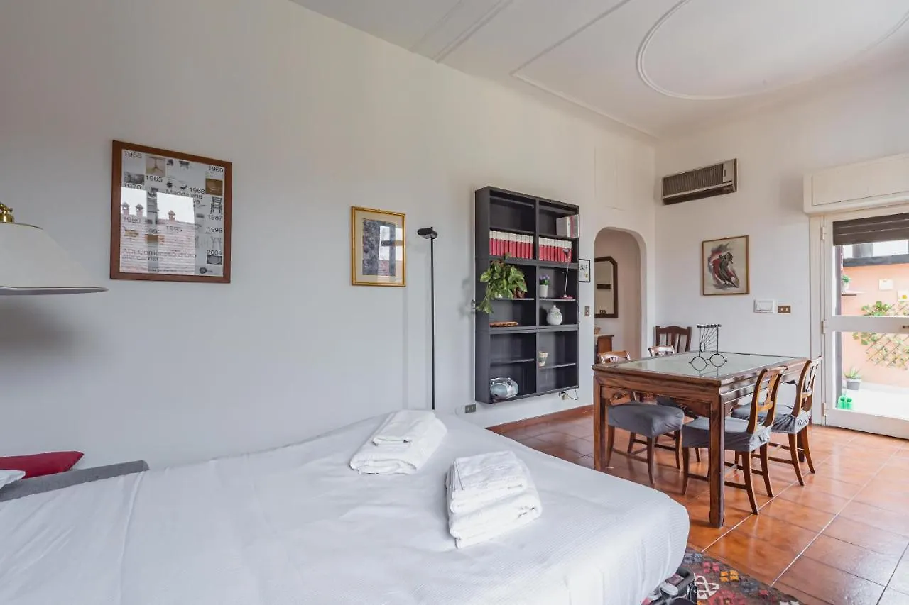 Apartament Cozy Apt With Terrace - 500 M Far From Zara M5 Mediolan 0*,  Włochy